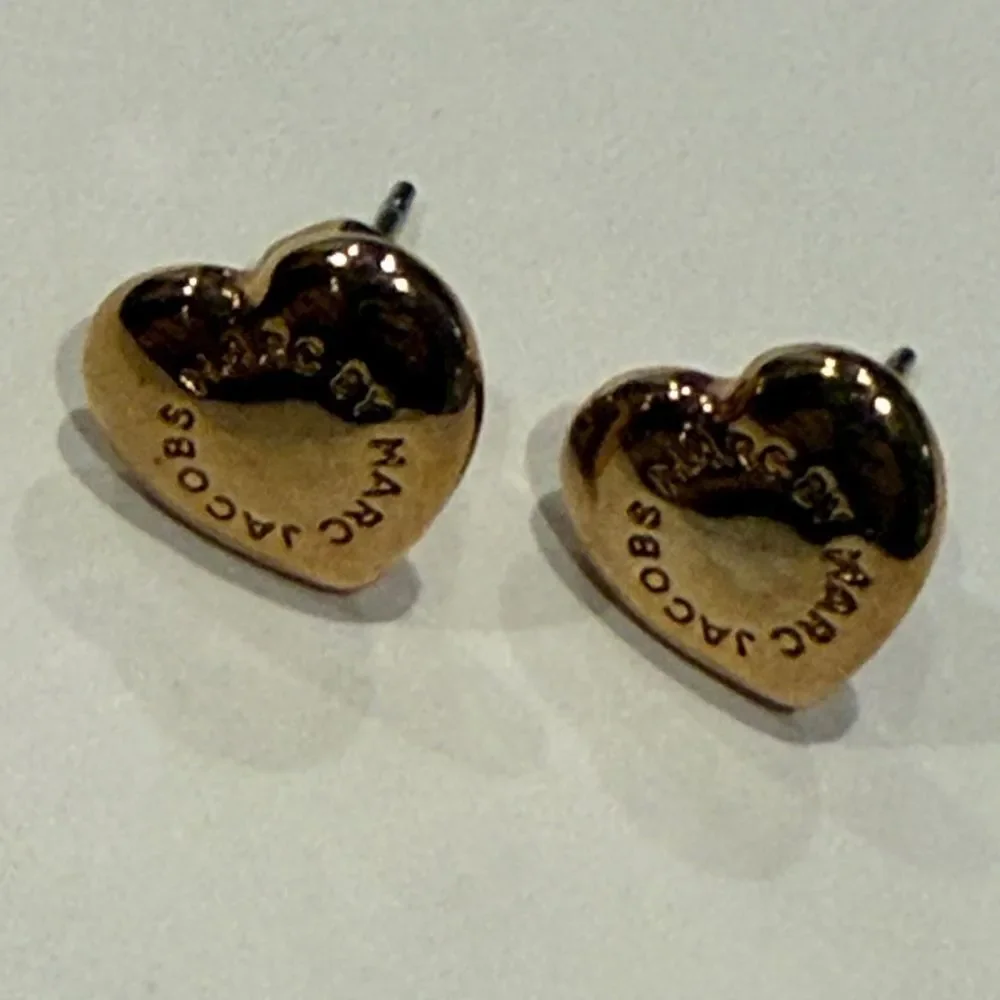 MARC JACOBS HEART STUD EARRINGS GOLD TONE